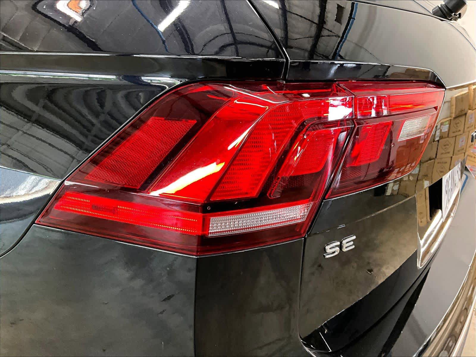 Used 2023 Volkswagen Tiguan SE w/ Panoramic Sunroof Package FWD image 33
