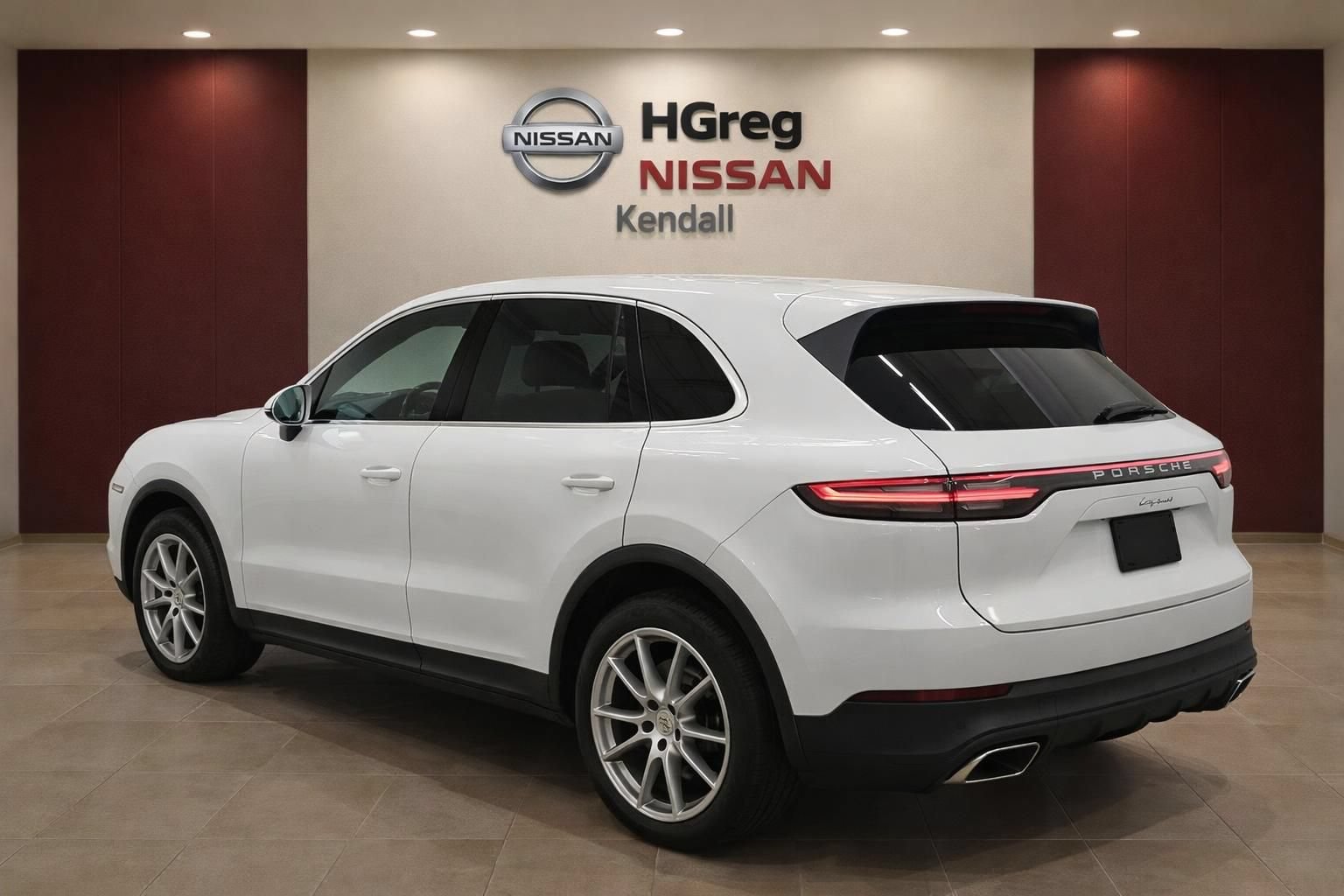 Used 2023 Porsche Cayenne w/ Premium Package AWD/4WD image 2