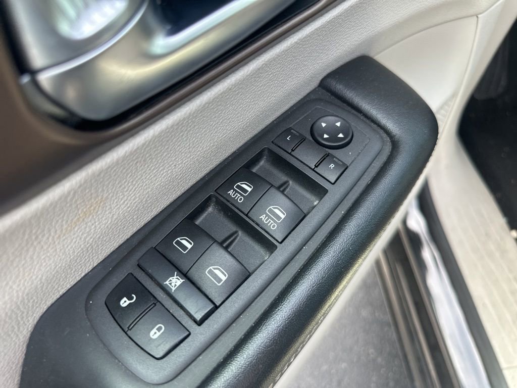 Used 2022 Chrysler Voyager LX image 28