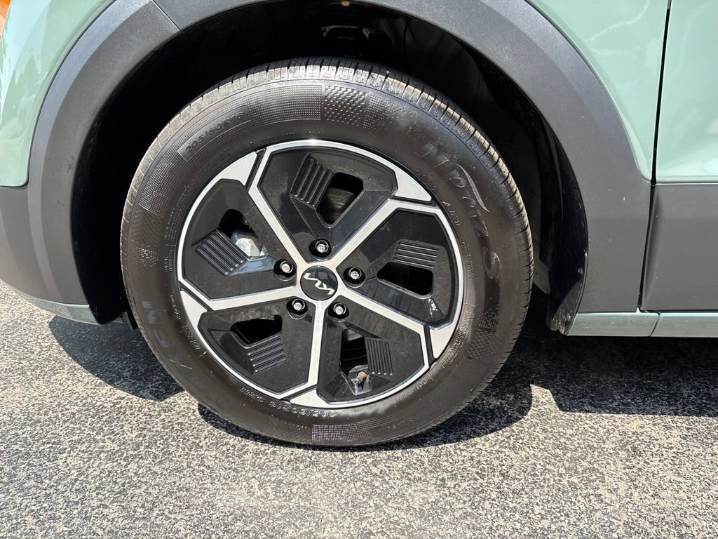 Used 2025 Kia Niro EX w/ EX Cold Weather Package FWD image 10