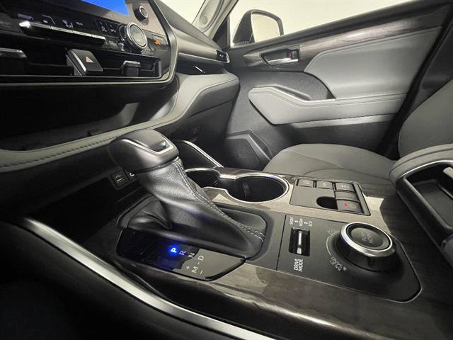 Used 2023 Toyota Highlander Limited image 18