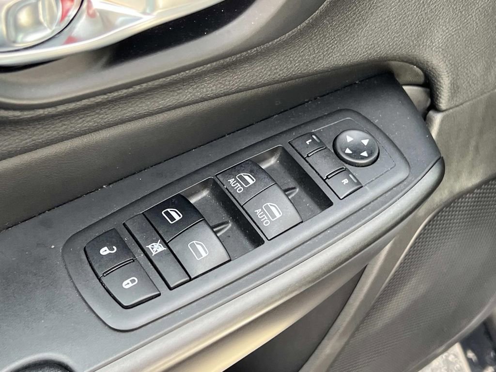 Used 2019 Jeep Cherokee Trailhawk w/ Cold Weather Group AWD/4WD image 14