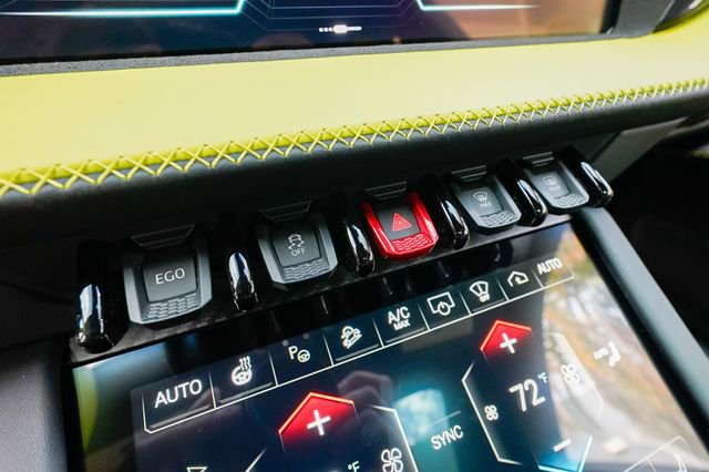 Used 2025 Lamborghini Urus SE image 64