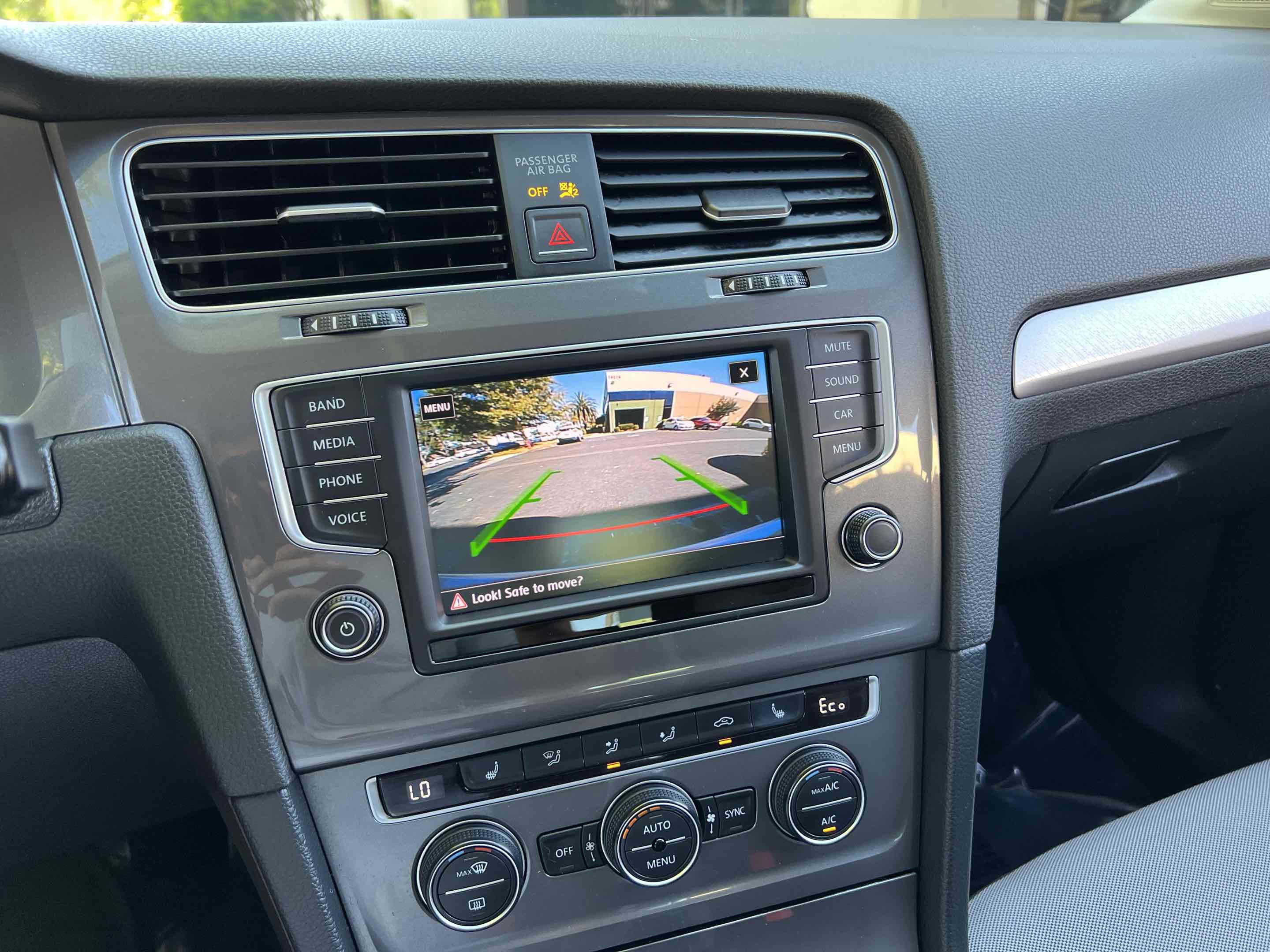 Used 2016 Volkswagen e-Golf SE w/ DC Fast Charging Package image 8