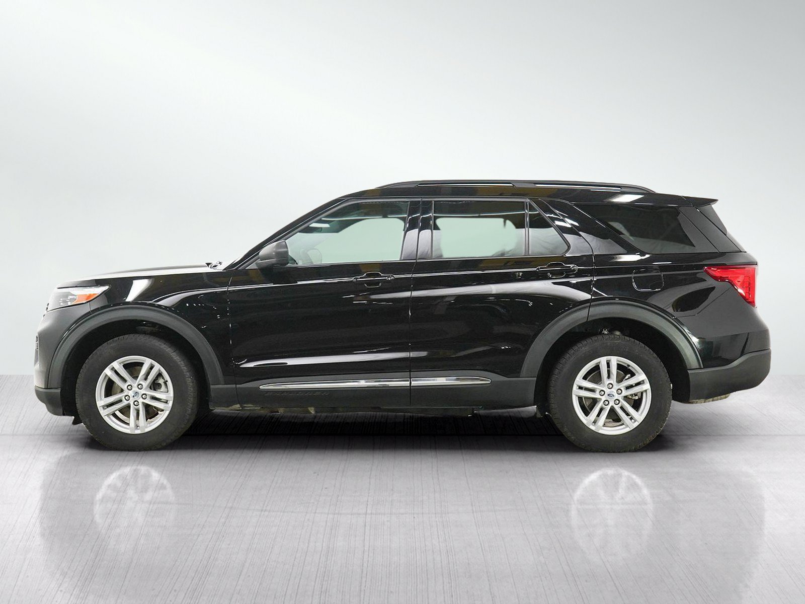Used 2023 Ford Explorer XLT w/ Class IV Trailer Tow Package AWD/4WD image 2