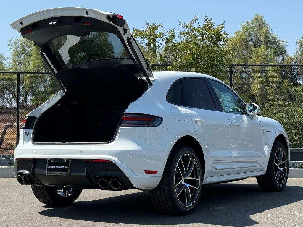 Used 2025 Porsche Macan image 32