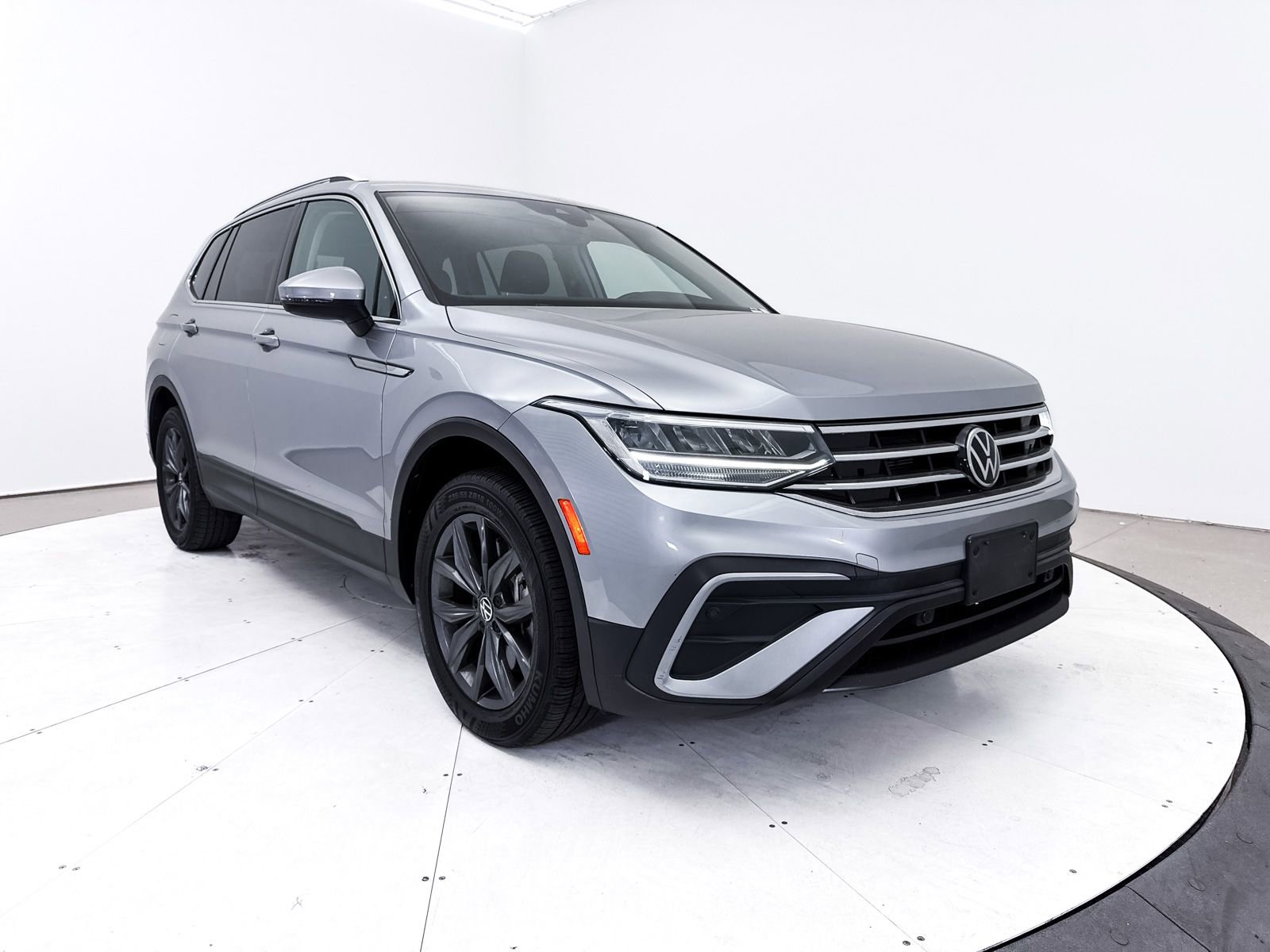 Used 2022 Volkswagen Tiguan SE w/ Panoramic Sunroof Package image 11