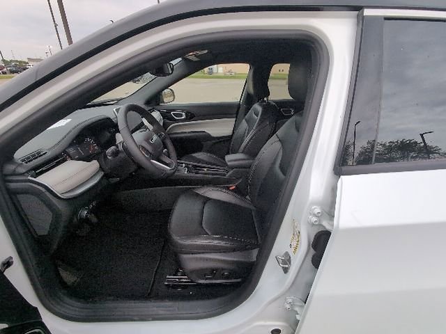 Used 2025 Jeep Compass Limited AWD/4WD image 12