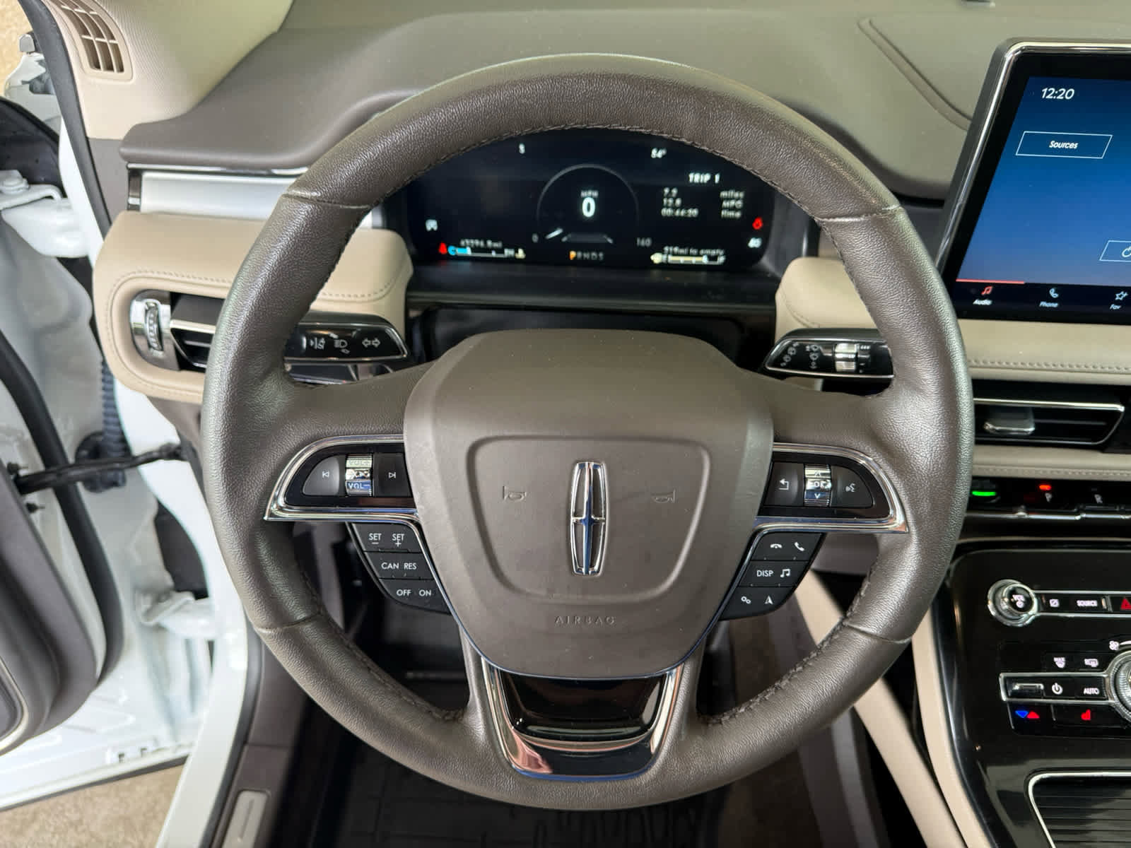 Used 2022 Lincoln Nautilus FWD image 2