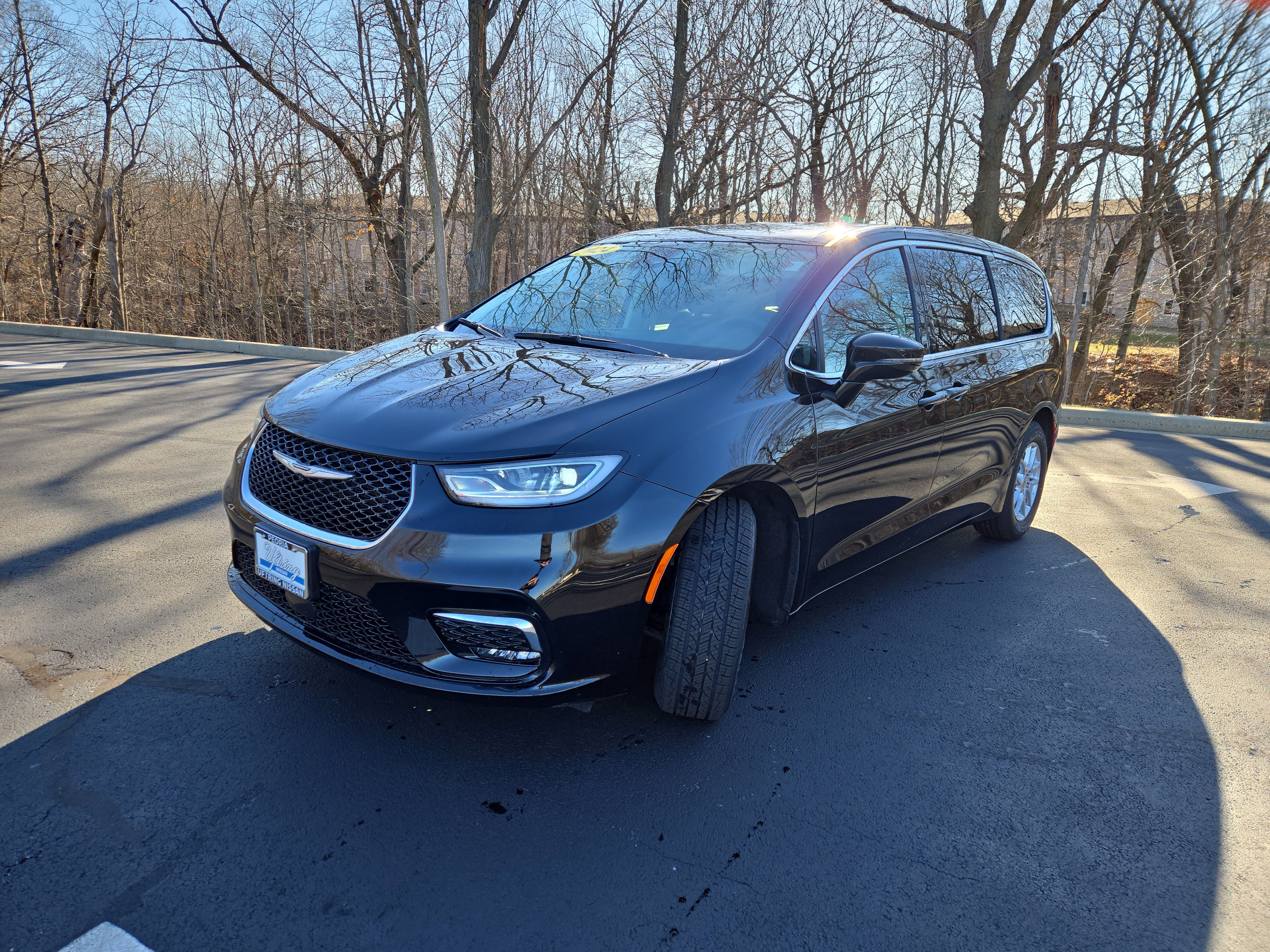 Used 2024 Chrysler Pacifica Touring-L image 4