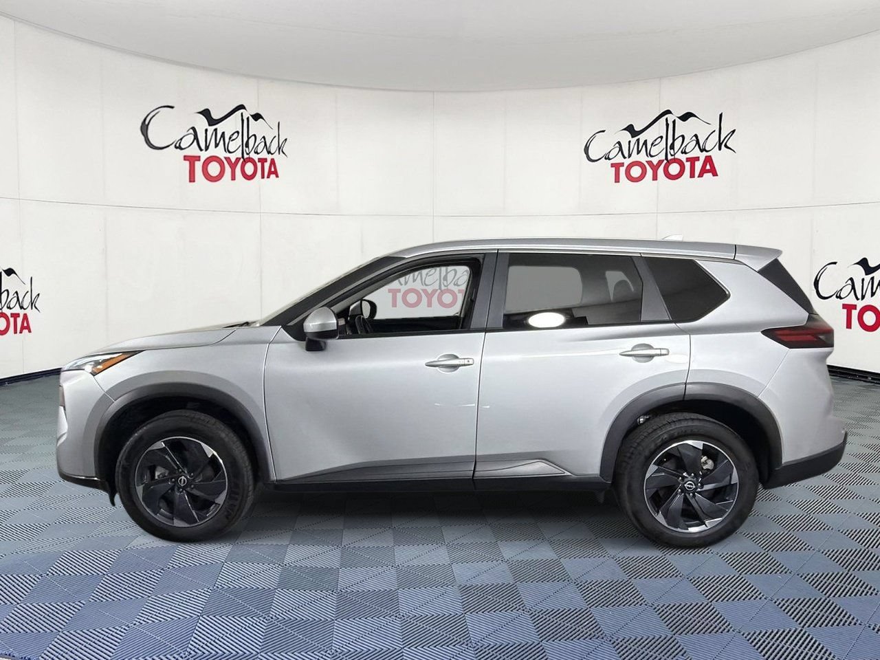 Used 2025 Nissan Rogue SV AWD/4WD image 5