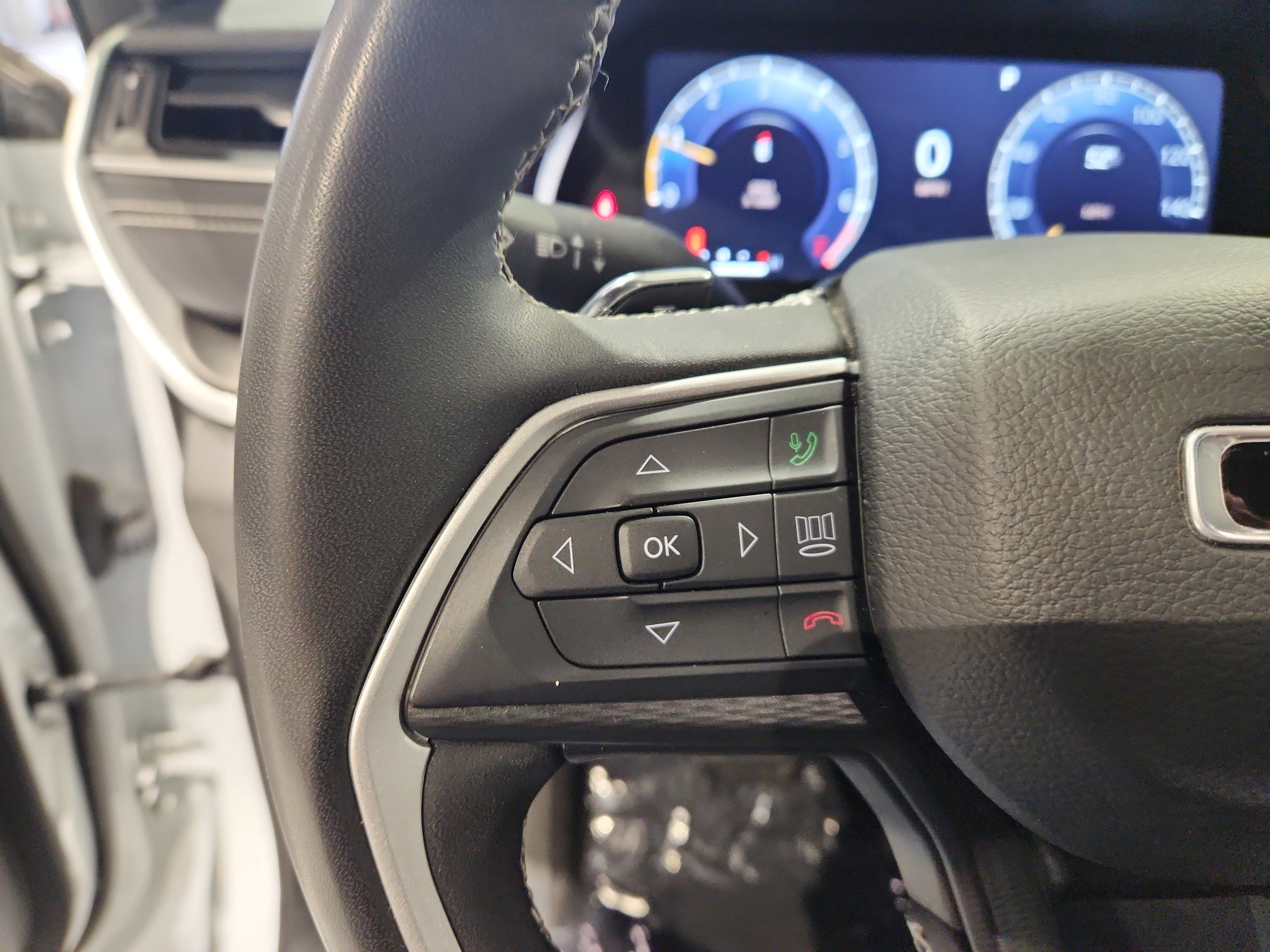 Used 2023 Jeep Grand Cherokee L Laredo image 12