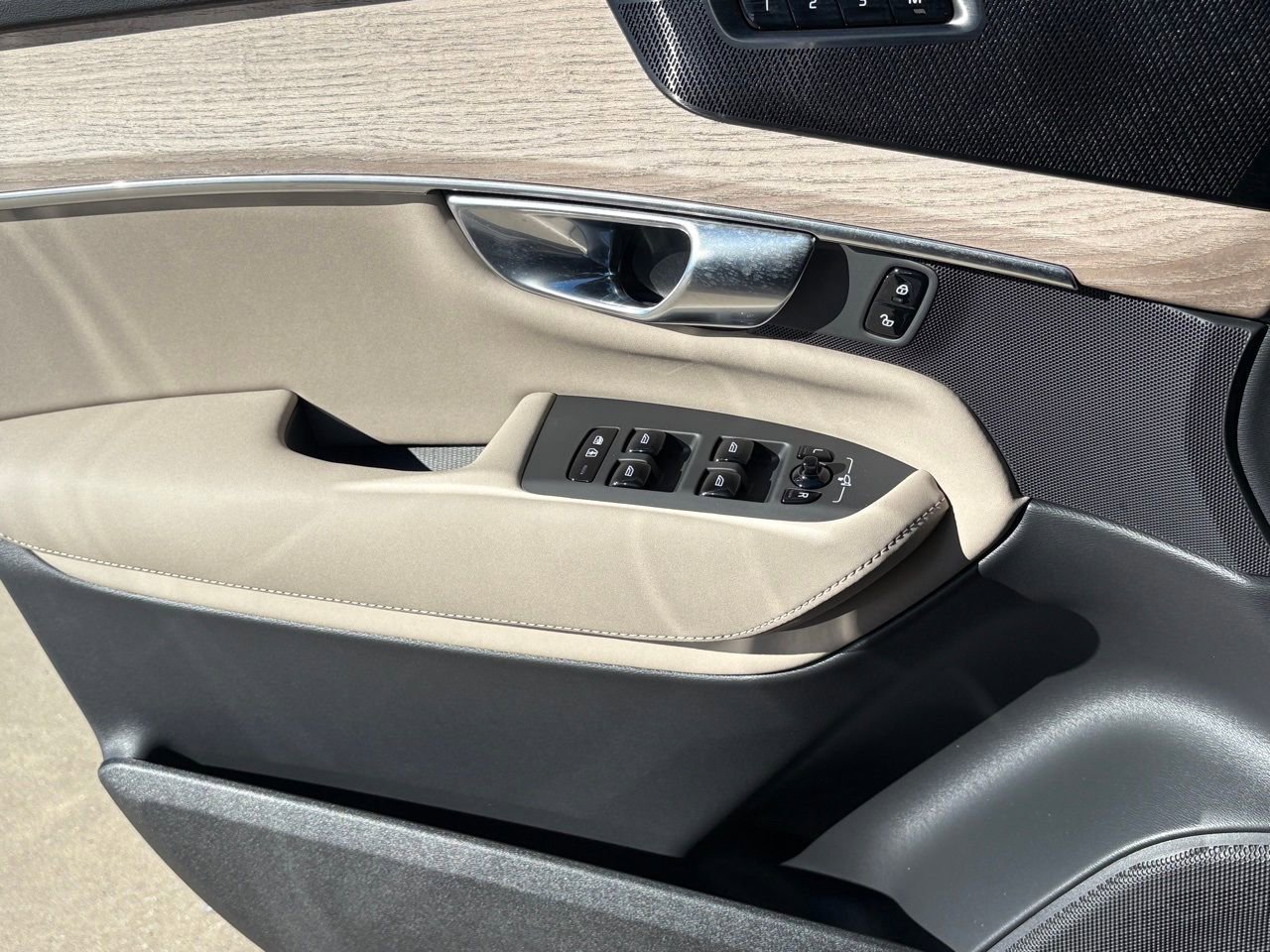 New 2026 Volvo XC90 B6 Plus w/ Protection Package Premier image 17