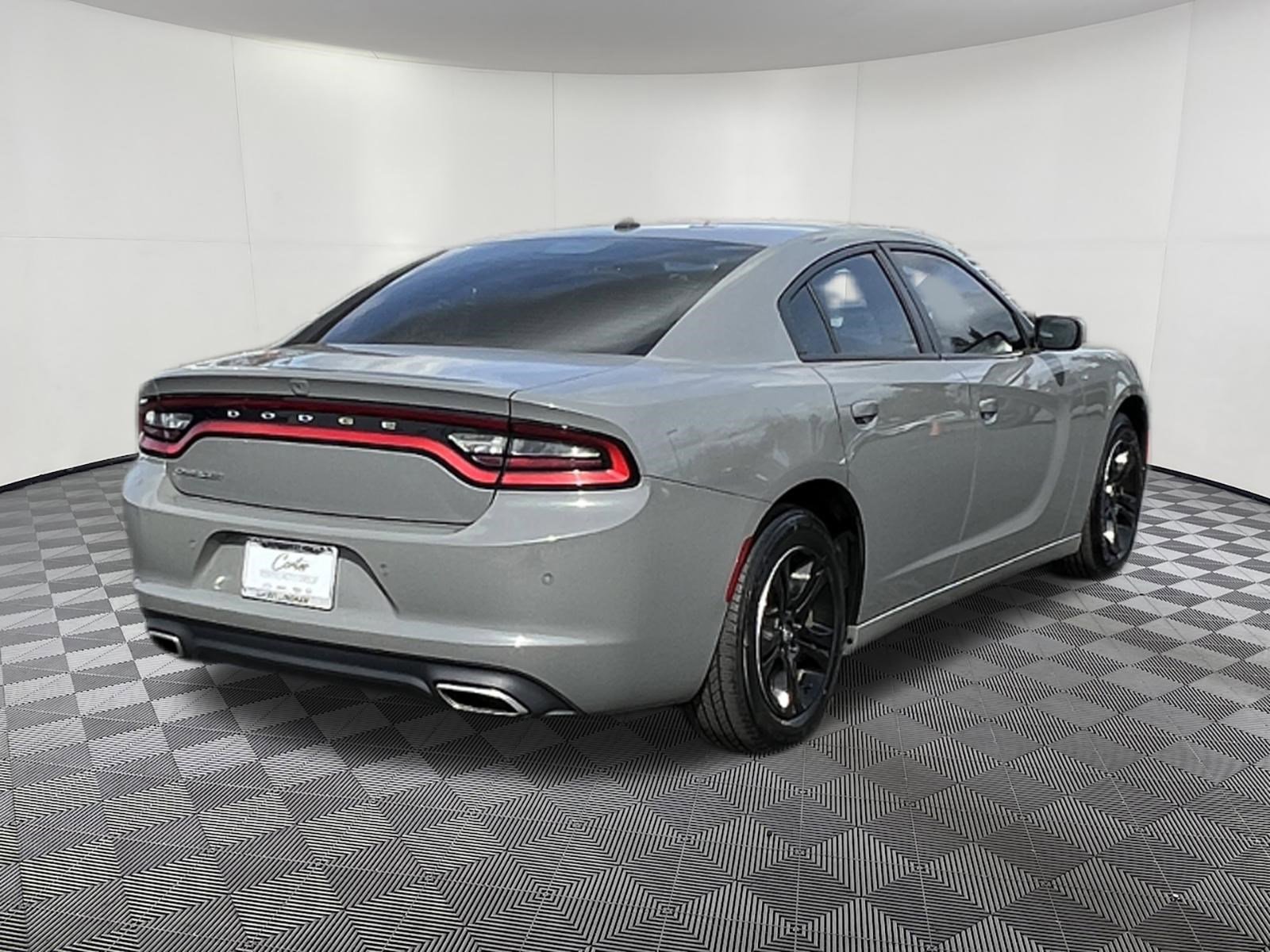 Used 2019 Dodge Charger SXT w/ Leather Interior Group RWD image 6