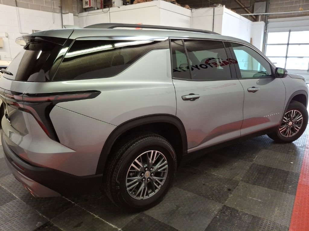 Used 2025 Chevrolet Traverse LT image 11