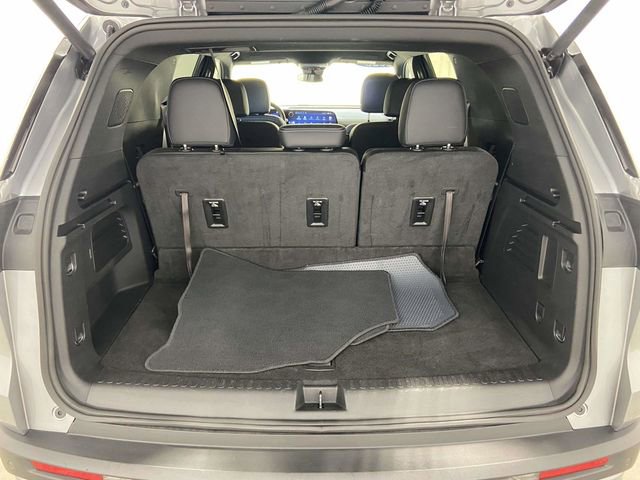 Used 2025 Chevrolet Traverse LT image 12