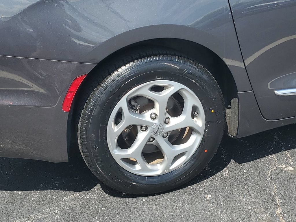Certified 2023 Chrysler Pacifica Limited FWD image 5