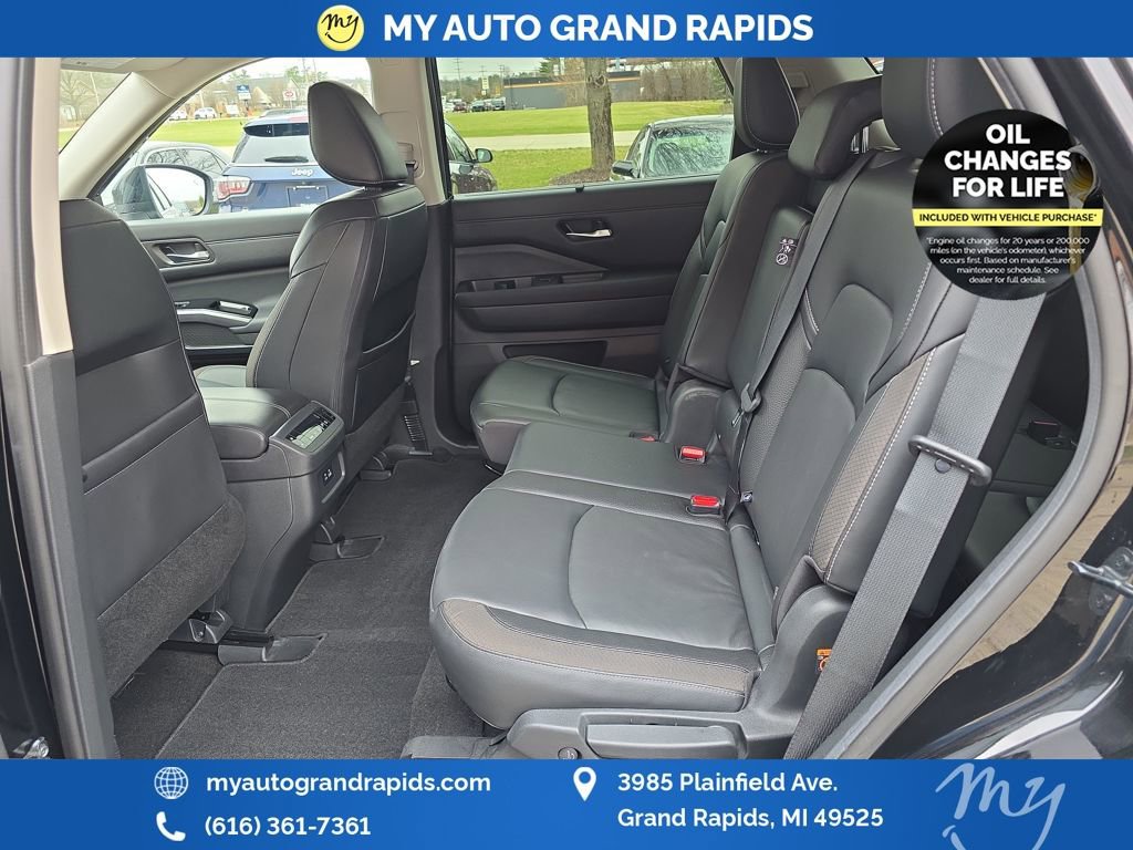 Used 2023 Nissan Pathfinder SL w/ Black Appearance Package AWD/4WD image 26