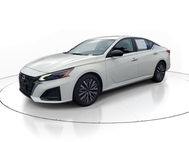 Used 2025 Nissan Altima 2.5 SV FWD image 3