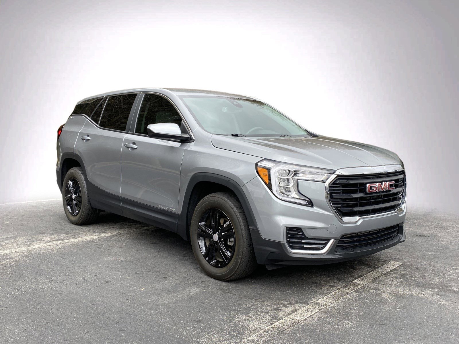 Used 2024 GMC Terrain SLE image 2