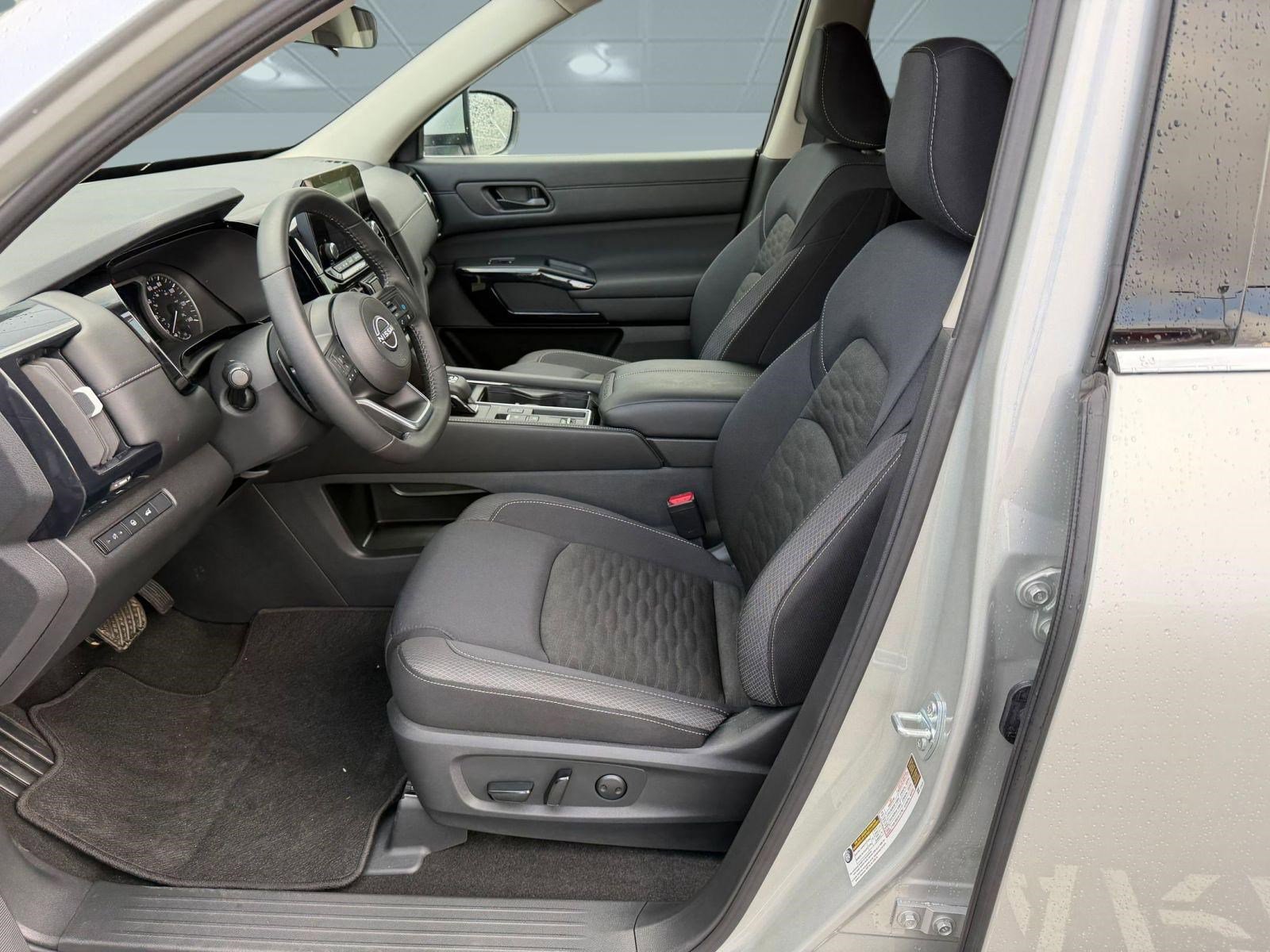 Certified 2025 Nissan Pathfinder SV image 5