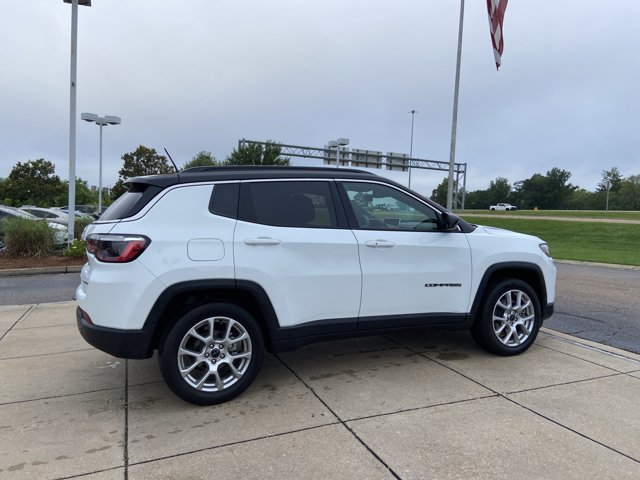 Used 2025 Jeep Compass Limited AWD/4WD image 12
