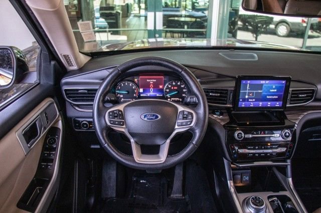Used 2023 Ford Explorer Limited image 12