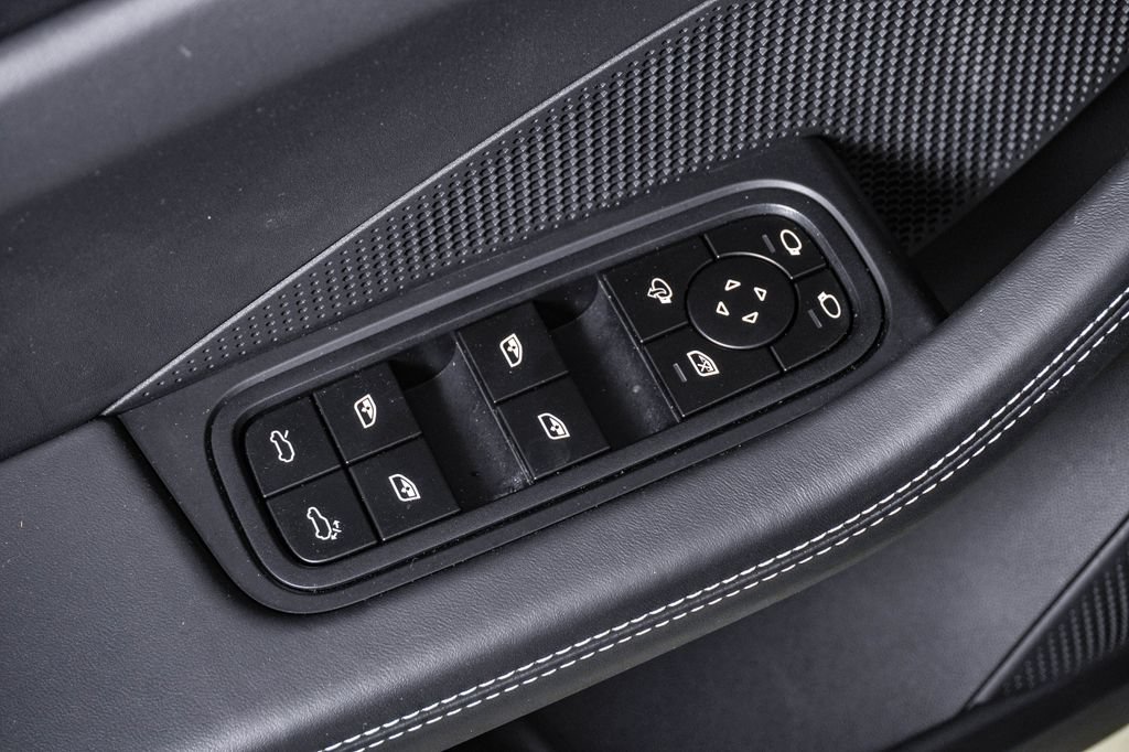 Certified 2025 Porsche Macan 4S Electric AWD/4WD image 26