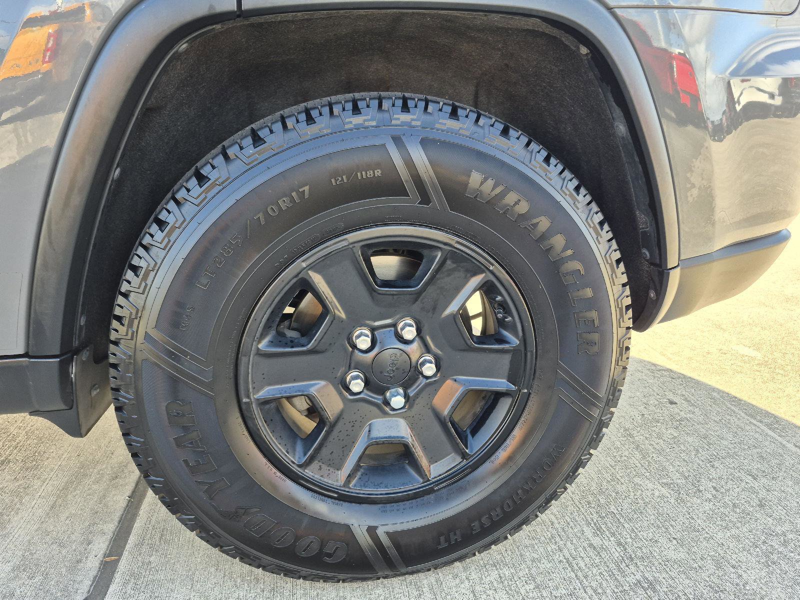 Used 2019 Jeep Grand Cherokee Laredo image 4