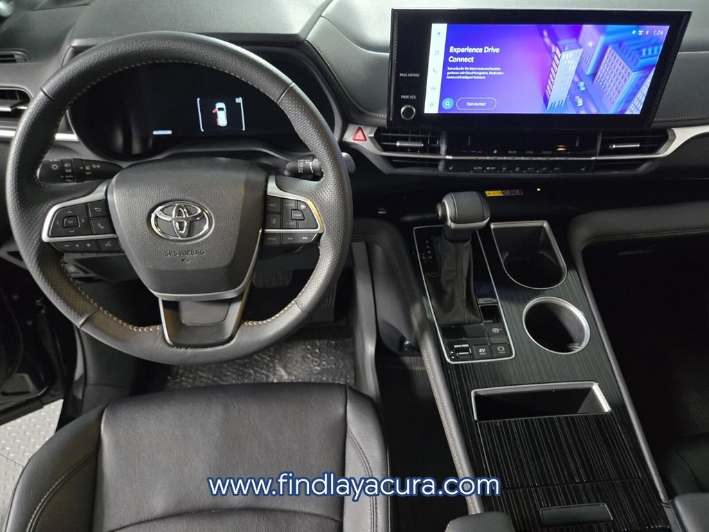 Used 2025 Toyota Sienna XLE Woodland Edition AWD/4WD image 17