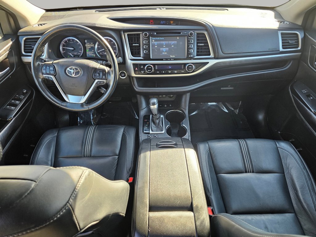Used 2017 Toyota Highlander SE image 2