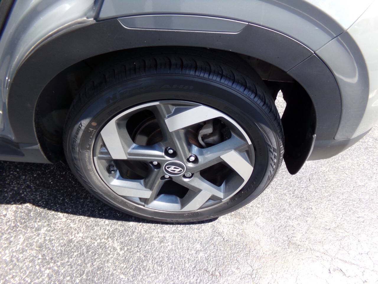 Used 2023 Hyundai Venue Limited FWD image 7