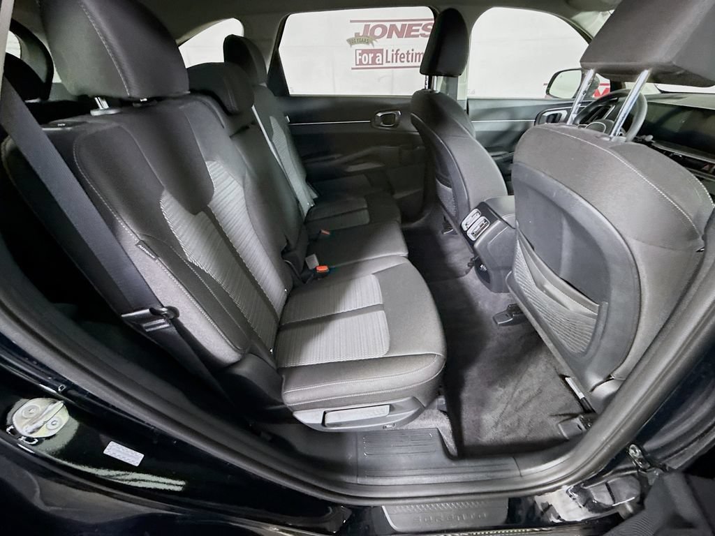 Certified 2025 Kia Sorento LX FWD image 29