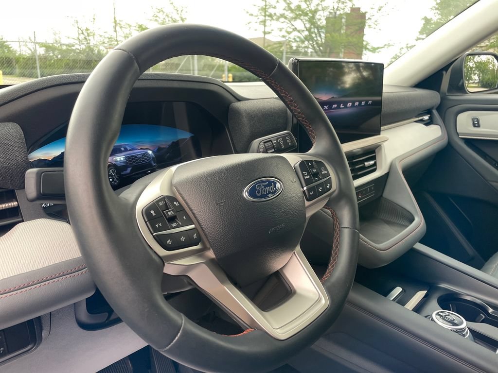 Used 2025 Ford Explorer Active w/ Active Comfort Package AWD/4WD image 15