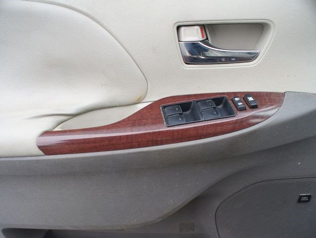 Used 2011 Toyota Sienna XLE w/ XLE Navigation Pkg FWD image 25