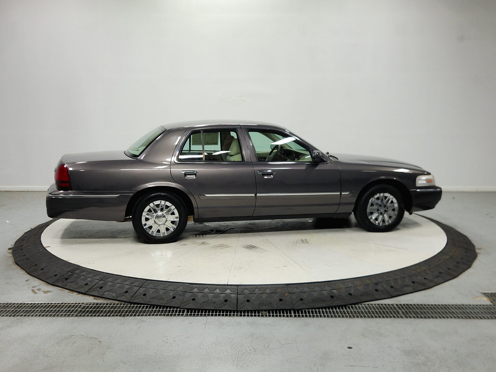 Used 2007 Mercury Grand Marquis GS RWD image 8