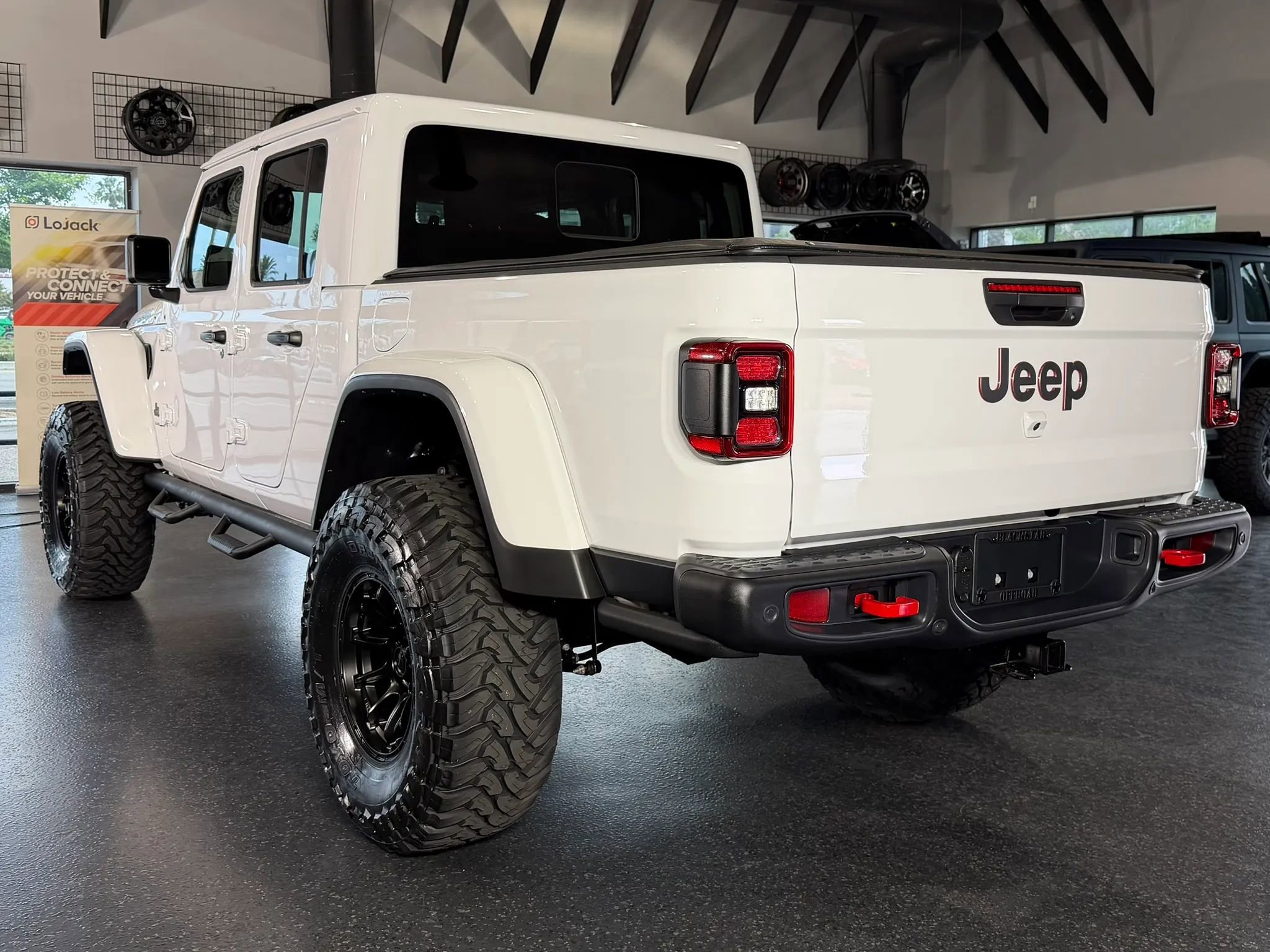 Used 2025 Jeep Gladiator Rubicon w/ Safety Group AWD/4WD image 10