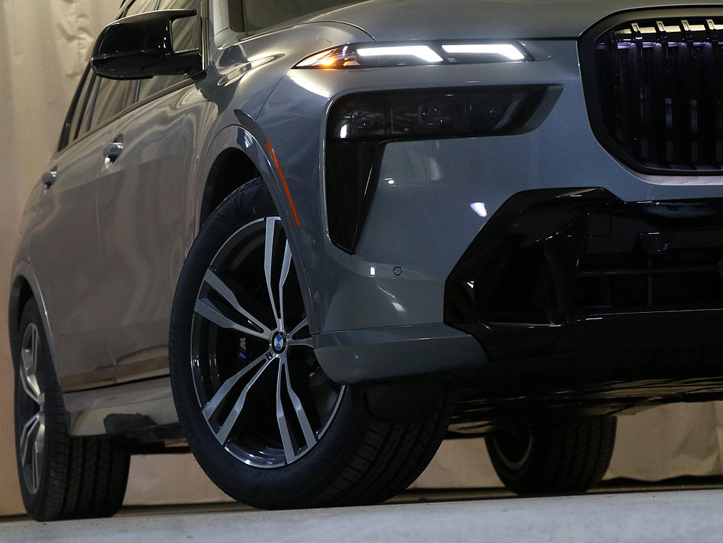 New 2025 BMW X7 M60i w/ Executive Package image 4