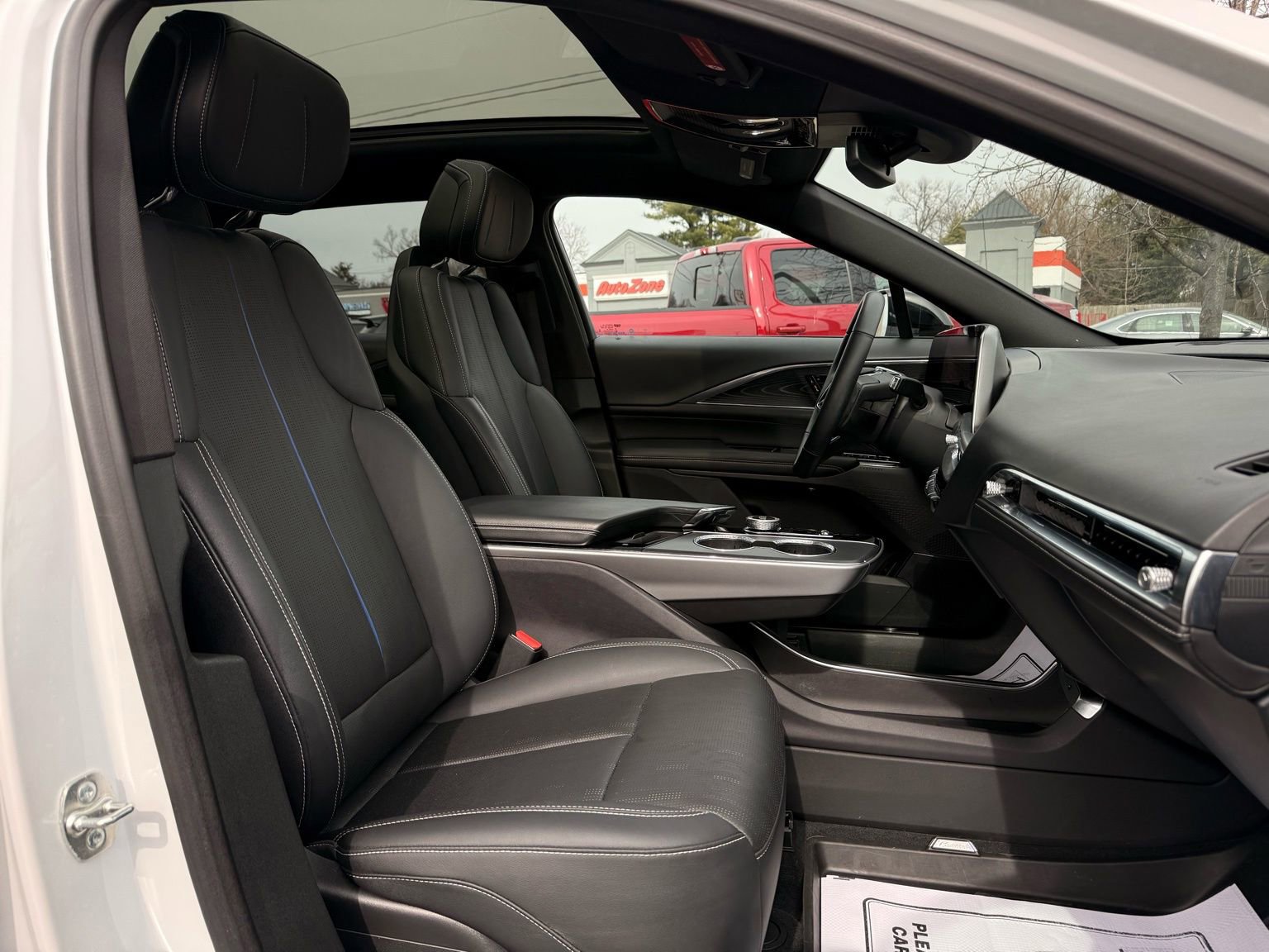 Used 2024 Cadillac Lyriq Sport image 17