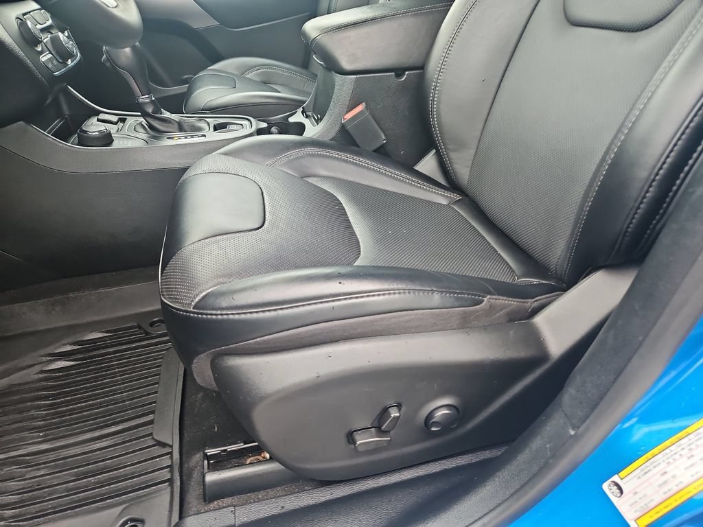 Used 2022 Jeep Cherokee Latitude Lux AWD/4WD image 16