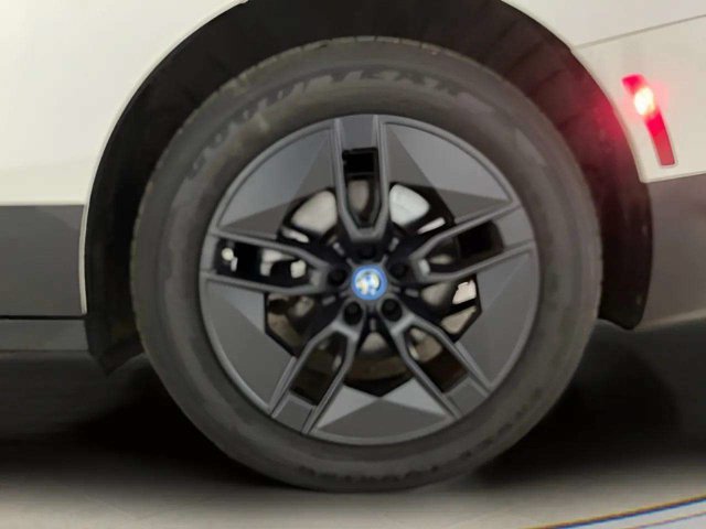 Used 2024 BMW iX xDrive50 w/ Premium Package AWD/4WD image 98