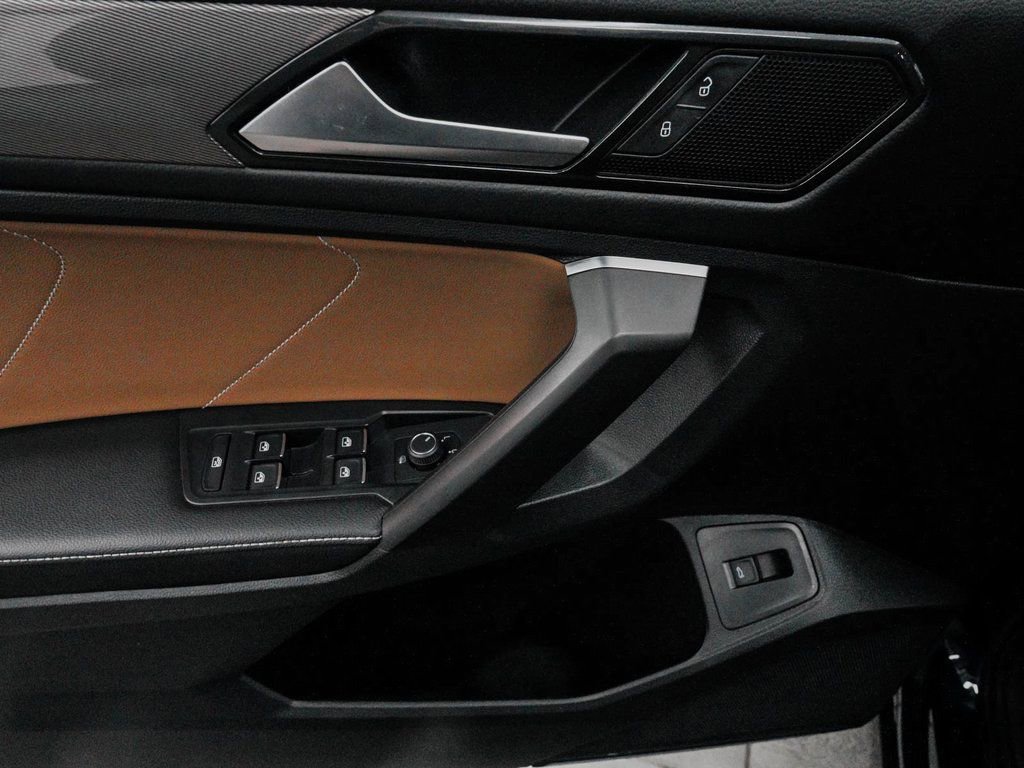 Used 2022 Volkswagen Tiguan SE w/ Panoramic Sunroof Package image 12