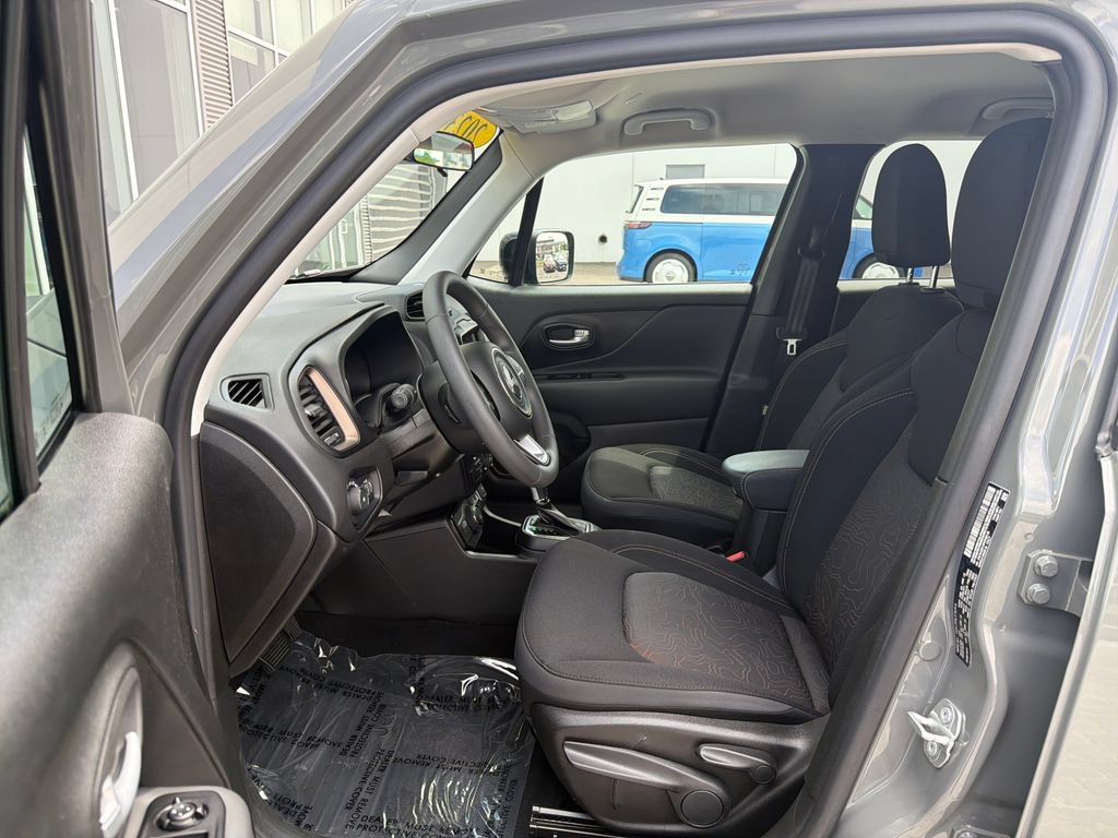 Used 2023 Jeep Renegade Latitude AWD/4WD image 9