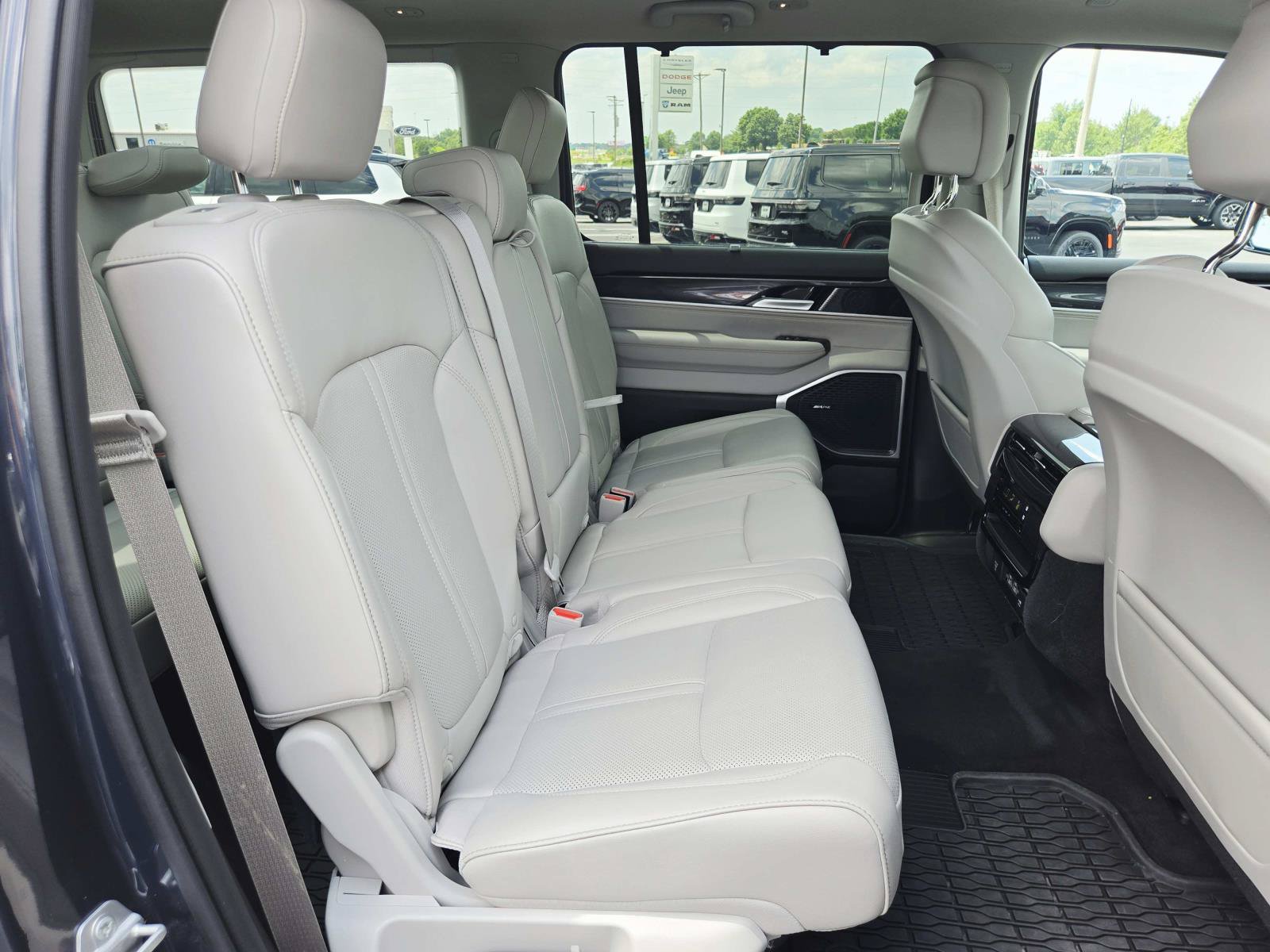 Used 2024 Jeep Wagoneer 4WD w/ Premium Group I image 19