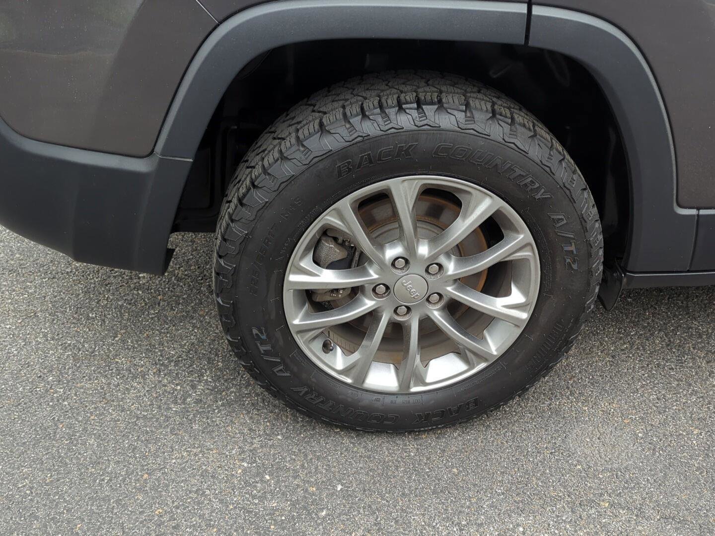 Used 2019 Jeep Cherokee Latitude Plus w/ Cold Weather Group AWD/4WD image 7
