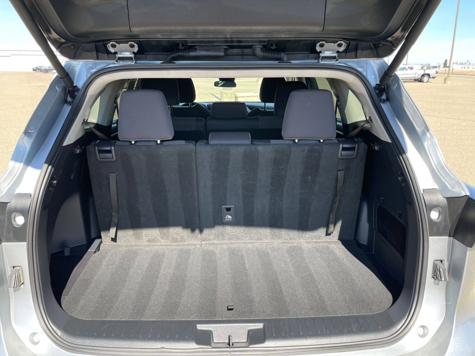 Used 2025 Toyota Highlander LE FWD image 33