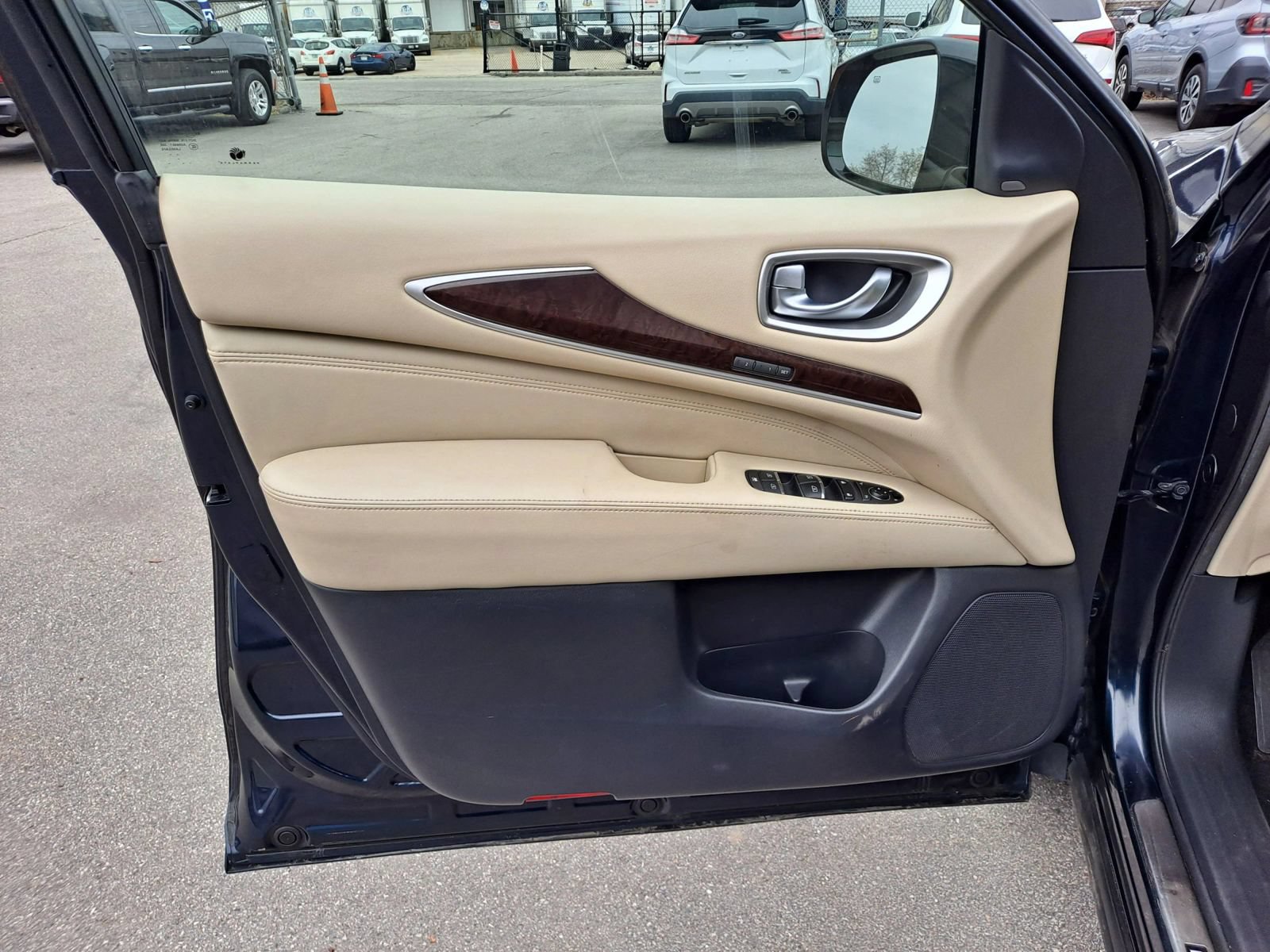 Used 2016 INFINITI QX60 Luxe w/ Deluxe Technology Package AWD/4WD image 10