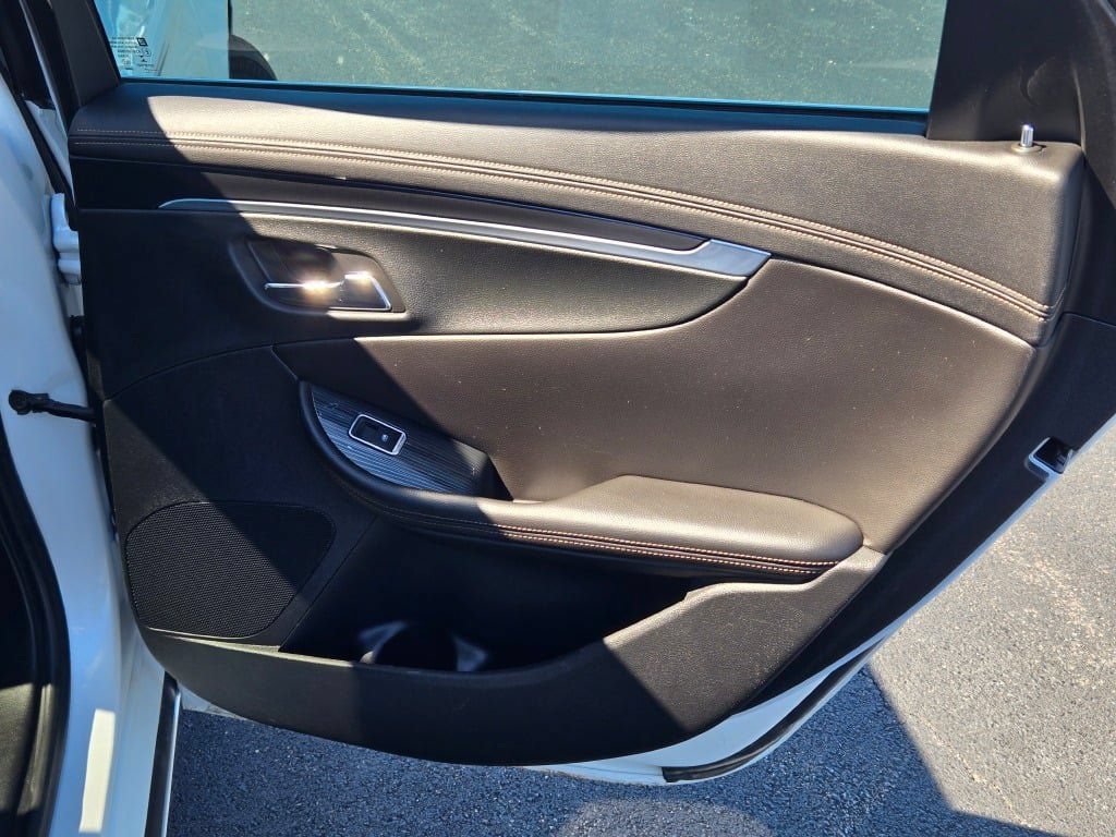 Used 2017 Chevrolet Impala LT w/ Convenience Package FWD image 9
