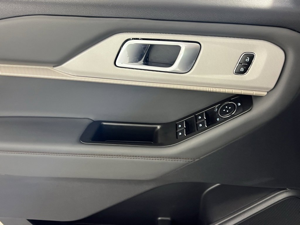 Used 2025 Ford Explorer Active image 26