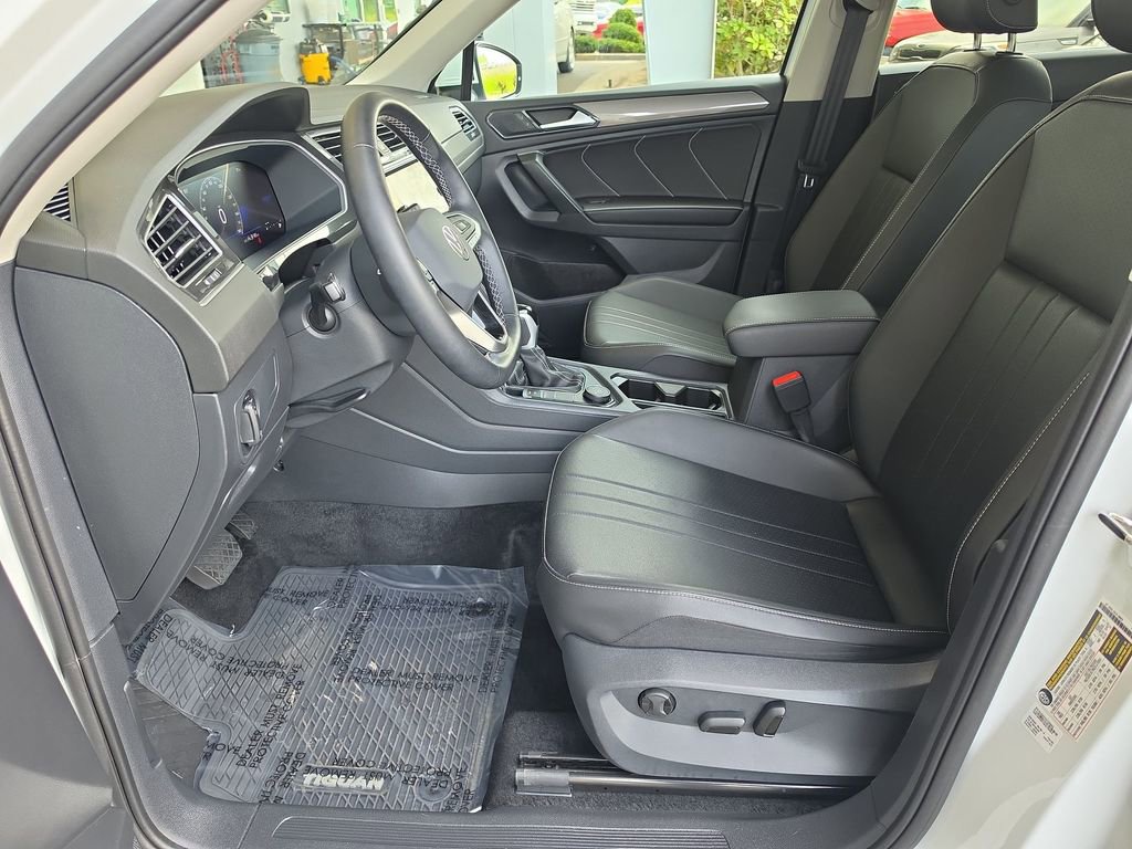 Used 2024 Volkswagen Tiguan SE AWD/4WD image 22